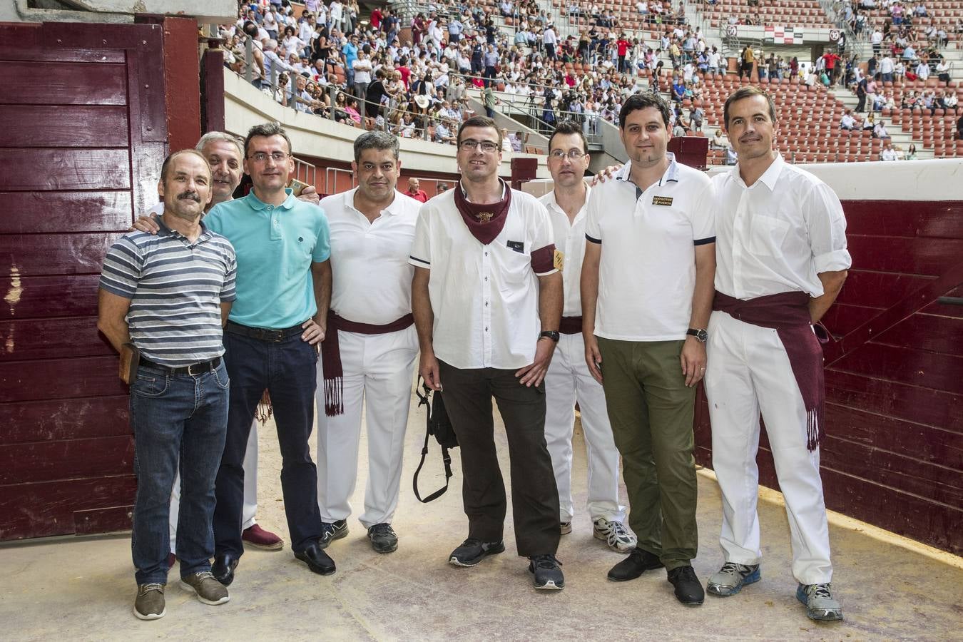 El rejoneador Pablo Hermoso de Mendoza y la francesa Lea Vicens salieron a hombros en el cierre ecuestre de la feria de San Mateo de Logroño, una tarde en la que el jinete navarro marcó la diferencia, con una actuación colosal, sobre todo en su primer enemigo