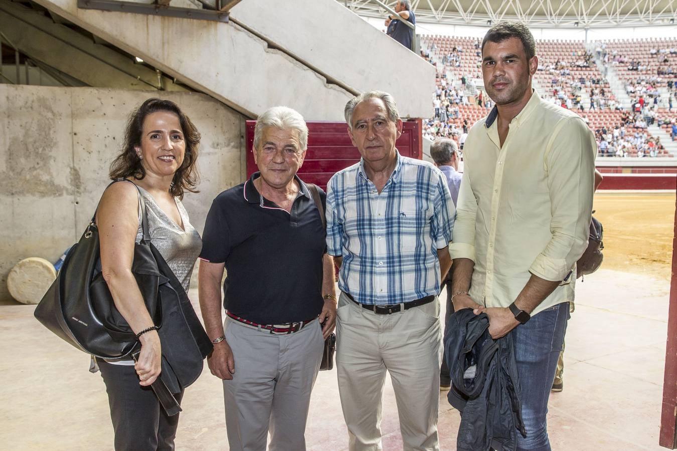 El rejoneador Pablo Hermoso de Mendoza y la francesa Lea Vicens salieron a hombros en el cierre ecuestre de la feria de San Mateo de Logroño, una tarde en la que el jinete navarro marcó la diferencia, con una actuación colosal, sobre todo en su primer enemigo