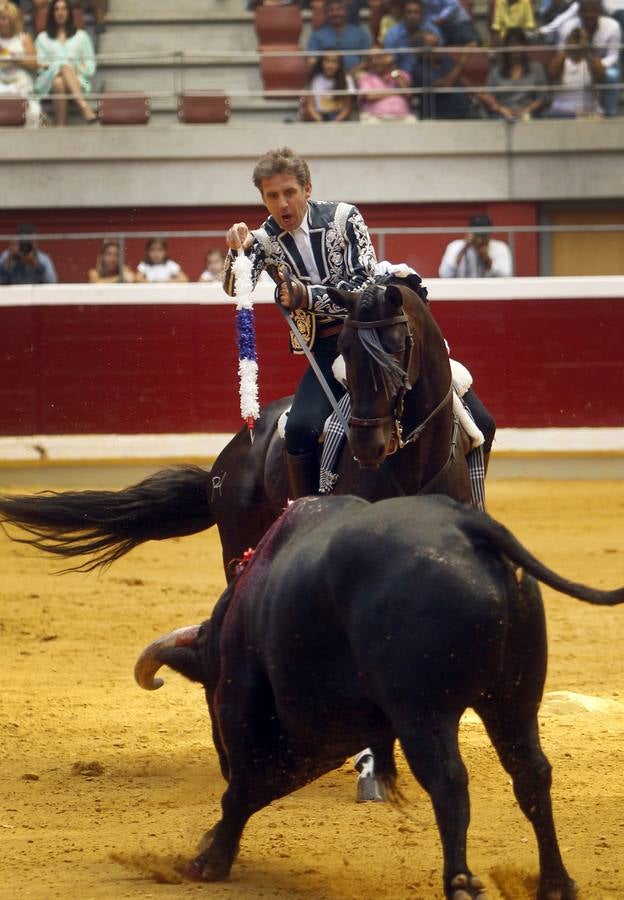 El rejoneador Pablo Hermoso de Mendoza y la francesa Lea Vicens salieron a hombros en el cierre ecuestre de la feria de San Mateo de Logroño, una tarde en la que el jinete navarro marcó la diferencia, con una actuación colosal, sobre todo en su primer enemigo