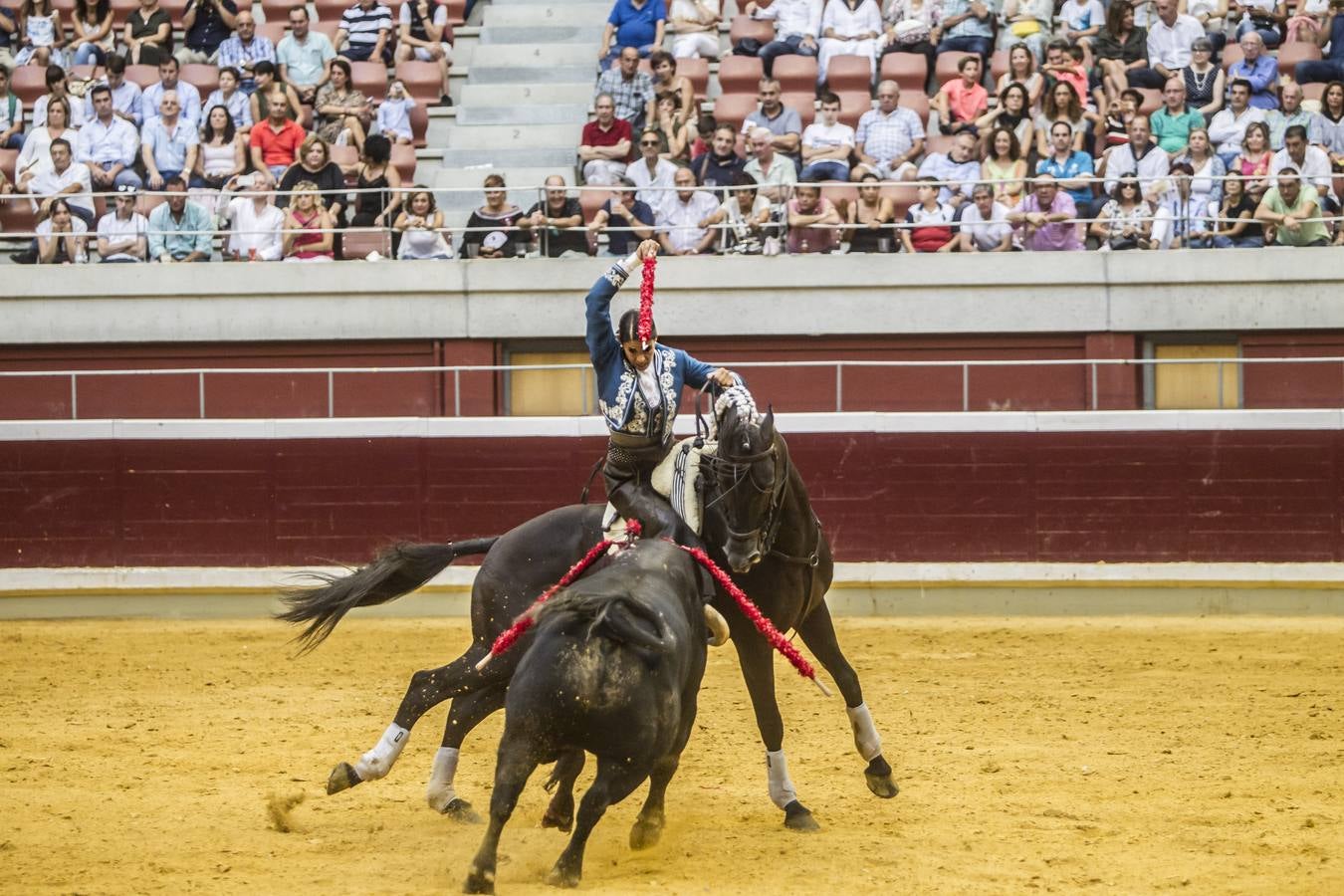 El rejoneador Pablo Hermoso de Mendoza y la francesa Lea Vicens salieron a hombros en el cierre ecuestre de la feria de San Mateo de Logroño, una tarde en la que el jinete navarro marcó la diferencia, con una actuación colosal, sobre todo en su primer enemigo