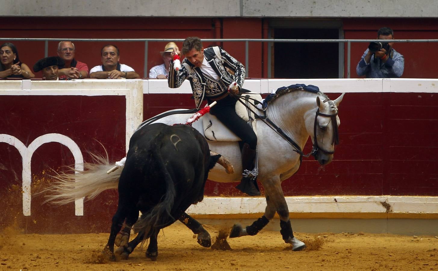 El rejoneador Pablo Hermoso de Mendoza y la francesa Lea Vicens salieron a hombros en el cierre ecuestre de la feria de San Mateo de Logroño, una tarde en la que el jinete navarro marcó la diferencia, con una actuación colosal, sobre todo en su primer enemigo