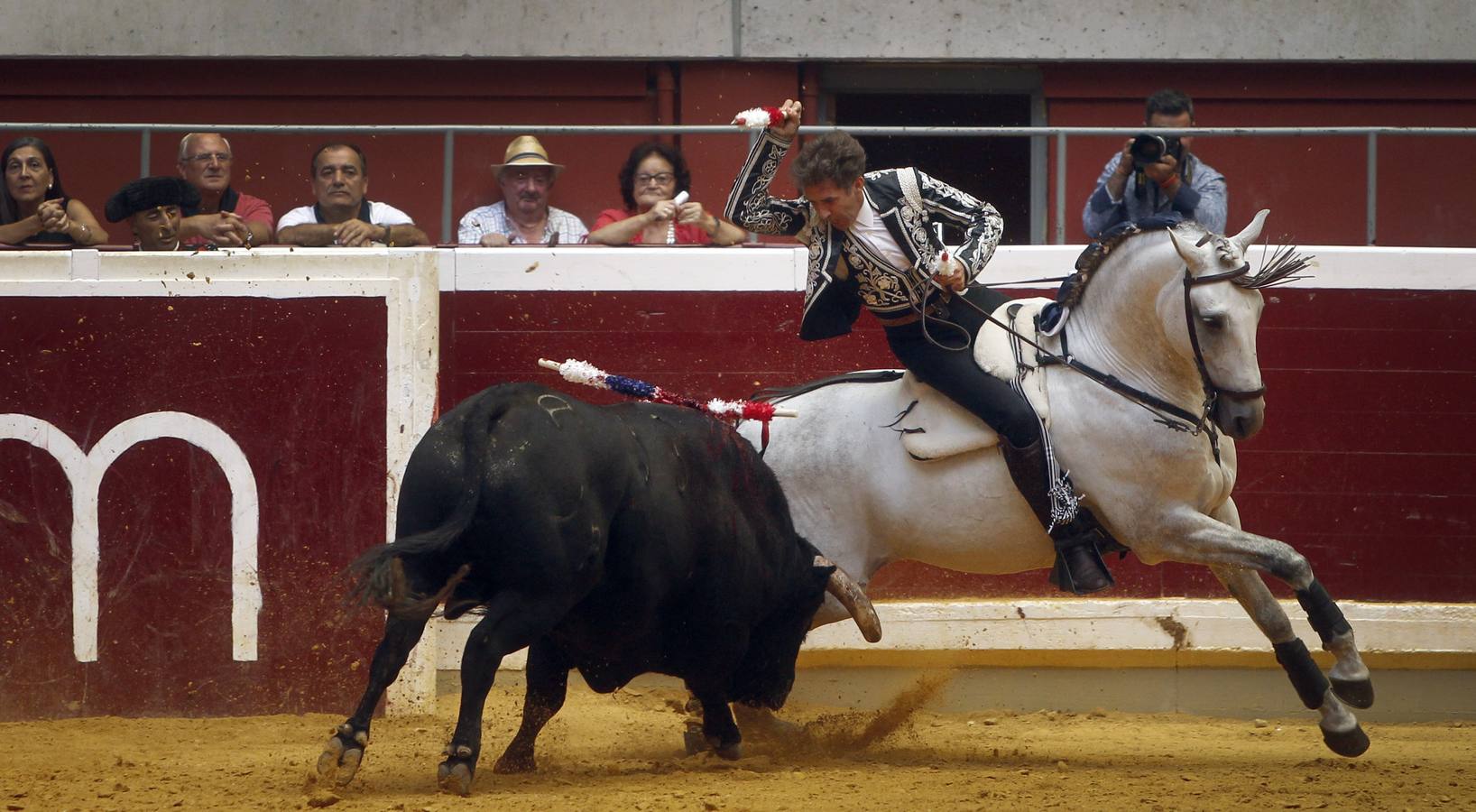 El rejoneador Pablo Hermoso de Mendoza y la francesa Lea Vicens salieron a hombros en el cierre ecuestre de la feria de San Mateo de Logroño, una tarde en la que el jinete navarro marcó la diferencia, con una actuación colosal, sobre todo en su primer enemigo