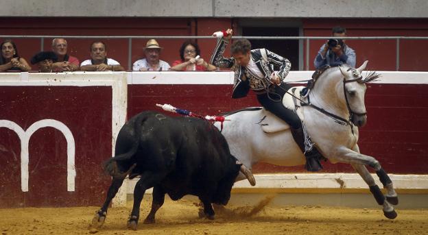 Pablo Hermoso de Mendoza, en una banderilla corta a lomos de 'Gaiato', ante el toro al que deseorejó ayer en La Ribera. :: justo rodríguez
