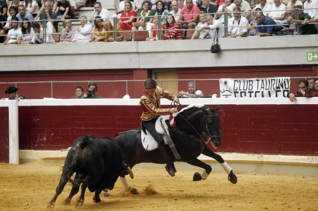 Guillermo Hermoso de Mendoza maniobra ante la embestida del toro ayer en La Ribera. :: justo rodríguez
