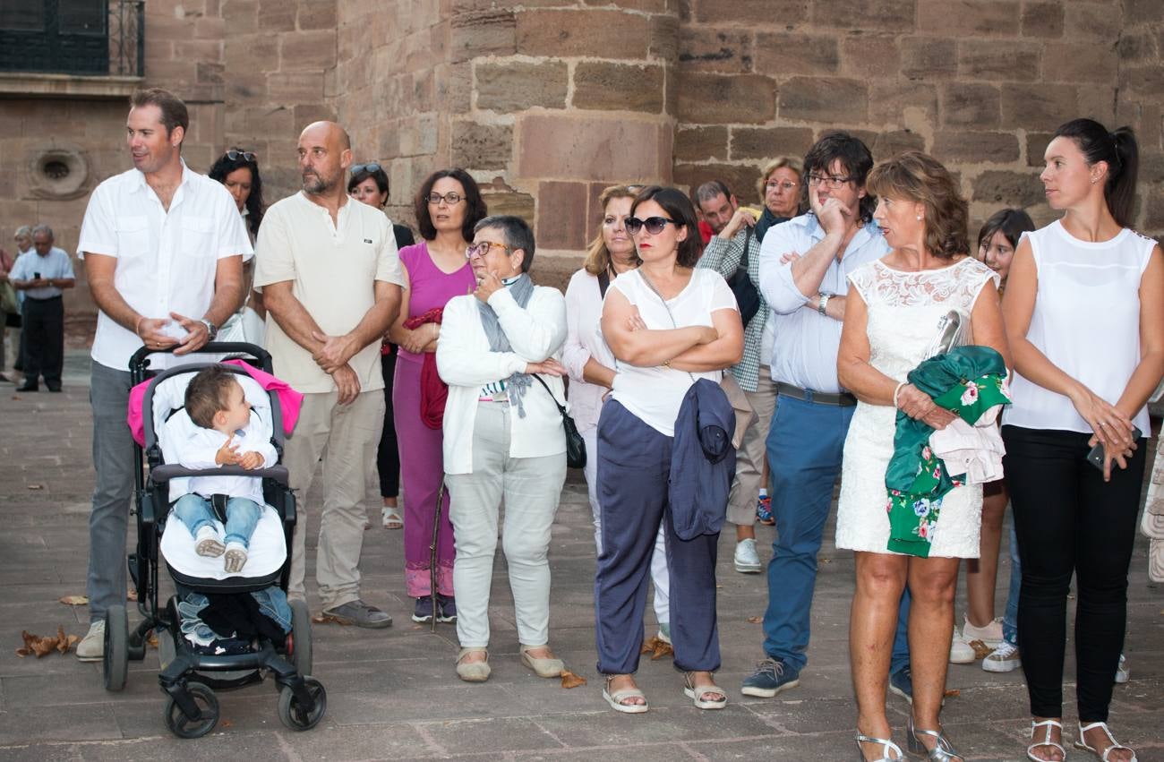 Acto de inauguración de las calles que Ezcaray ha dedicado a Marisa Sánchez, Víctor Monge y Cristóbal Zamudio, e inicio de las fiestas de Nuestra Señora de Allende y Gracias.