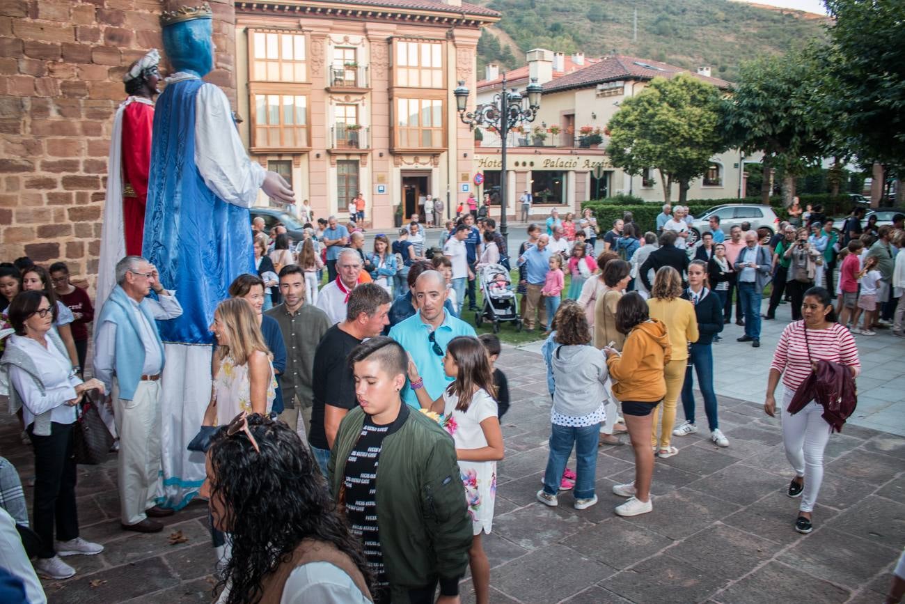 Acto de inauguración de las calles que Ezcaray ha dedicado a Marisa Sánchez, Víctor Monge y Cristóbal Zamudio, e inicio de las fiestas de Nuestra Señora de Allende y Gracias.