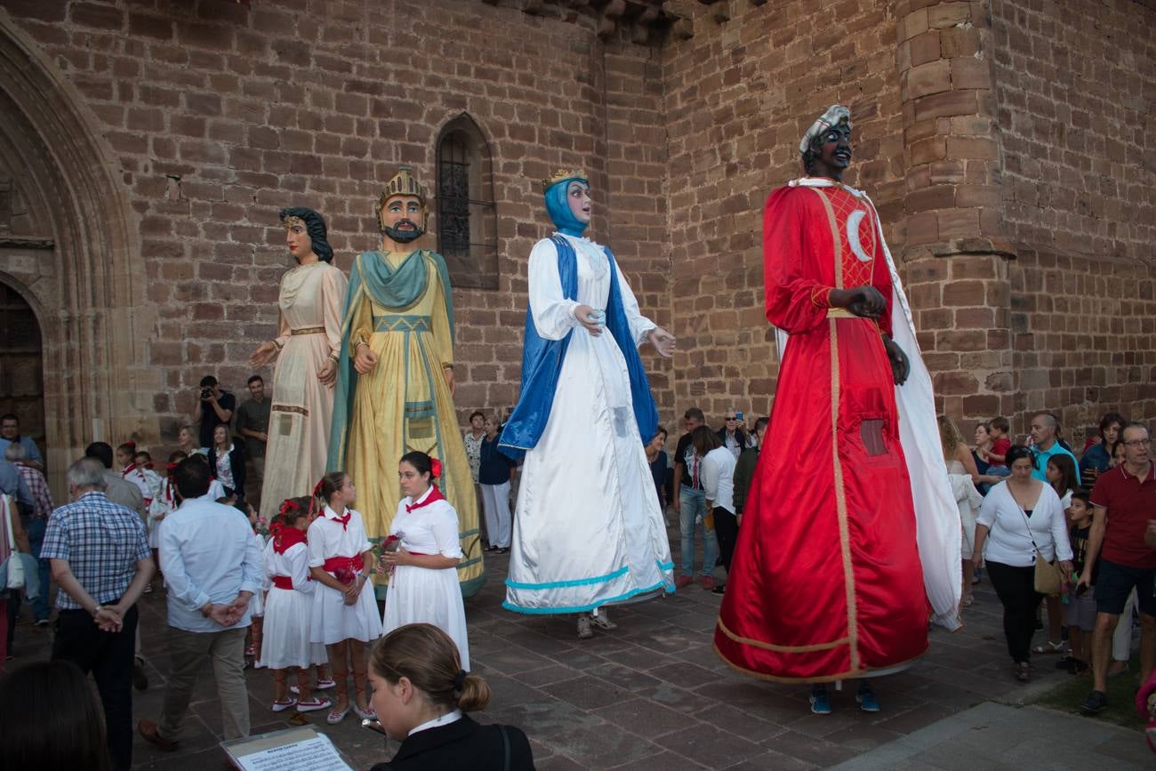 Acto de inauguración de las calles que Ezcaray ha dedicado a Marisa Sánchez, Víctor Monge y Cristóbal Zamudio, e inicio de las fiestas de Nuestra Señora de Allende y Gracias.