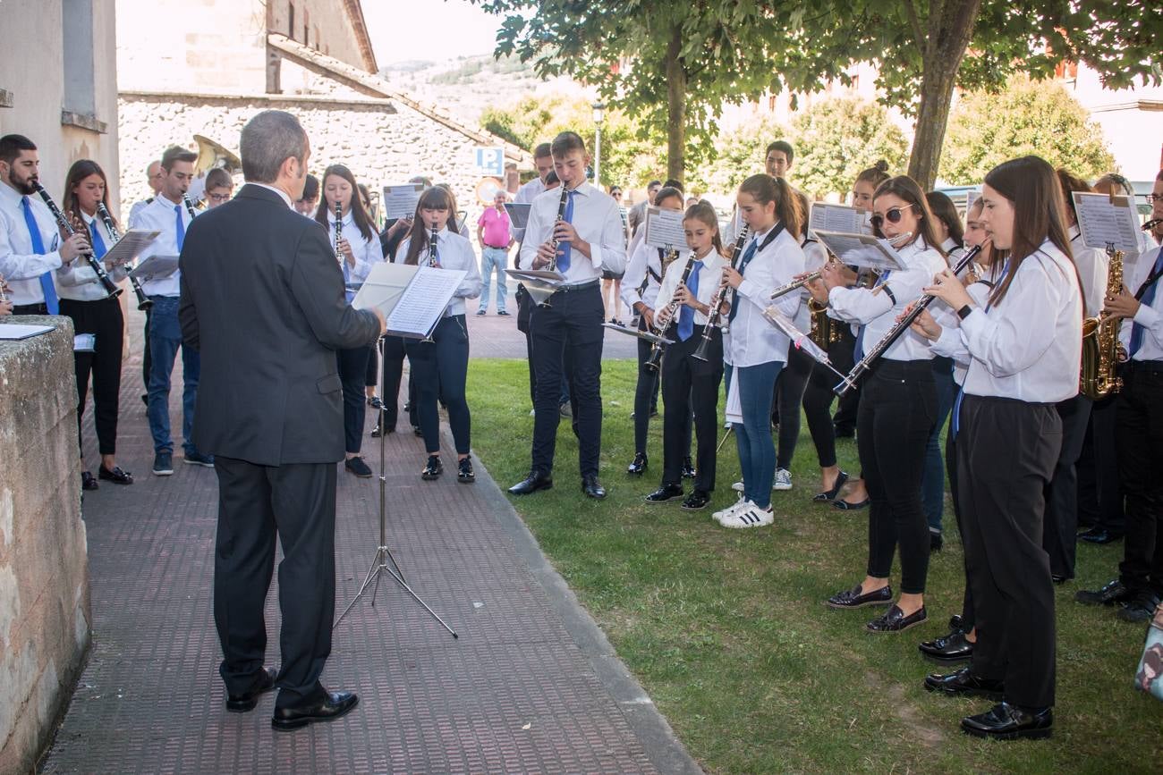 Acto de inauguración de las calles que Ezcaray ha dedicado a Marisa Sánchez, Víctor Monge y Cristóbal Zamudio, e inicio de las fiestas de Nuestra Señora de Allende y Gracias.