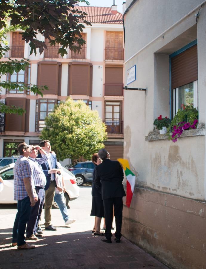 Acto de inauguración de las calles que Ezcaray ha dedicado a Marisa Sánchez, Víctor Monge y Cristóbal Zamudio, e inicio de las fiestas de Nuestra Señora de Allende y Gracias.