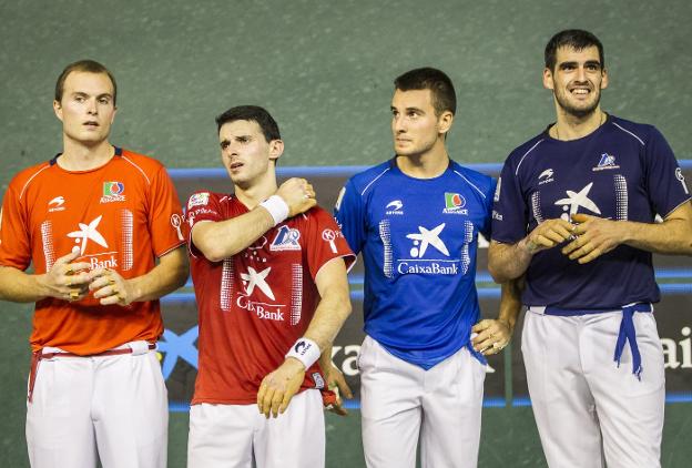 Aretxabaleta, Altuna y los ganadores Imaz y Ezkurdia, en la entrega de premios :: justo rodríguez
