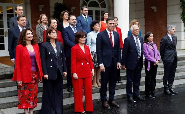 Foto de familia por el primer consejo de ministros del nuevo gobierno socialista de Pedro Sánchez. 
