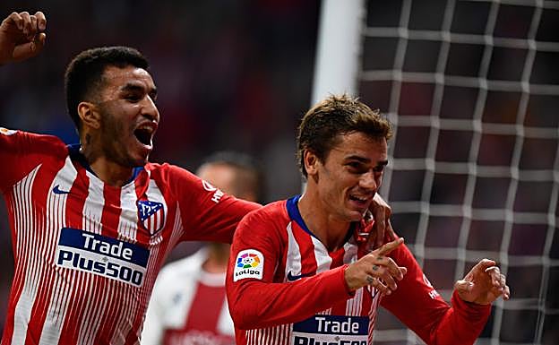 Correa y Griezmann celebran uno de los goles del Atlético al Huesca