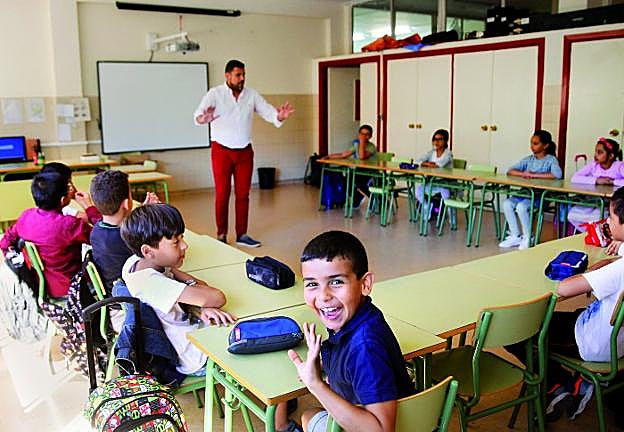 Karim Ettakkal Dahrouch, durante una clase de religión islámica impartida ayer en el colegio Madre de Dios de Logroño
