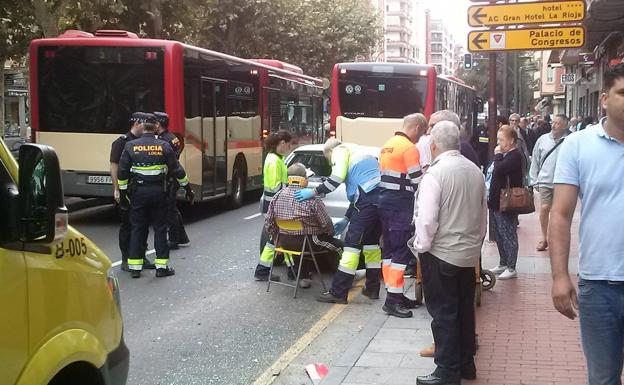 Accidente entre un autobús urbano y un coche en avenida de la Paz