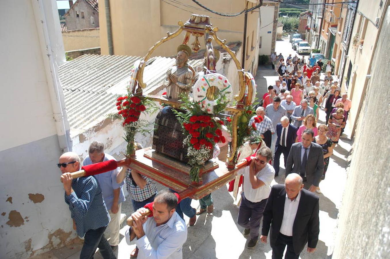 La Villa de Ocón celebró ayer jueves el día grande de San Cosme y San Damián con procesión y misa. Los actos del programa festivo comenzaron el miércoles y durarán hasta el sábado.