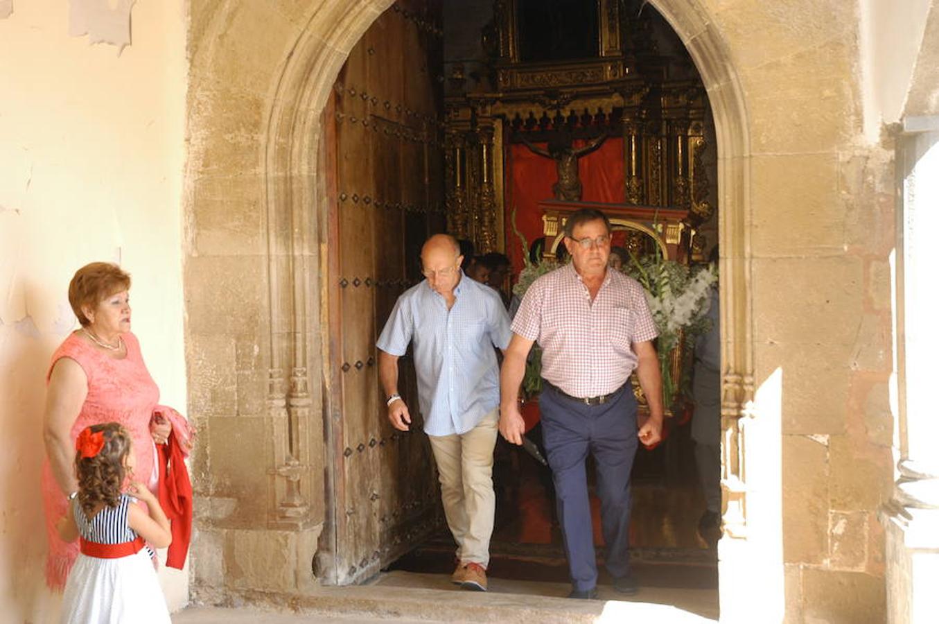 La Villa de Ocón celebró ayer jueves el día grande de San Cosme y San Damián con procesión y misa. Los actos del programa festivo comenzaron el miércoles y durarán hasta el sábado.