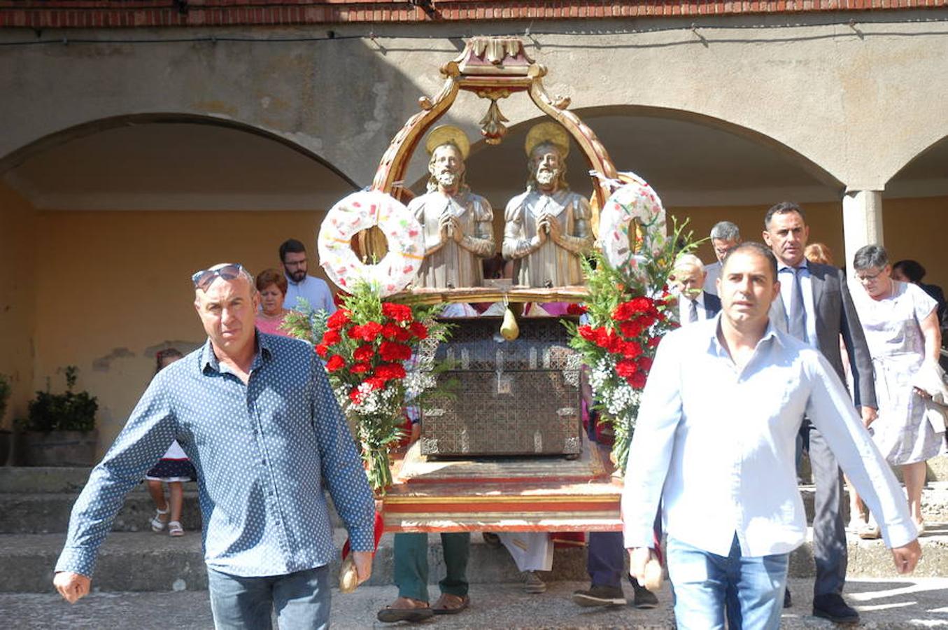 La Villa de Ocón celebró ayer jueves el día grande de San Cosme y San Damián con procesión y misa. Los actos del programa festivo comenzaron el miércoles y durarán hasta el sábado.