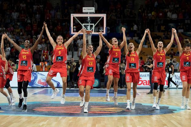 Las jugadoras españolas de baloncesto femenino celebran su victoria frente a Canadá. :: efe
