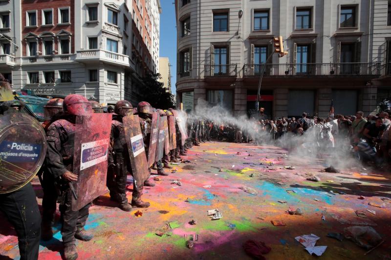 Fotos: Tensión en Barcelona por el boicot radical a una manifestación policial