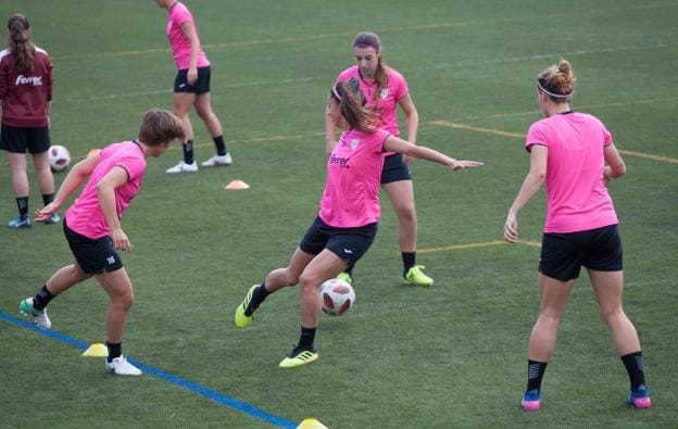 Las jugadoras del EDF Logroño, durante un entrenamiento en Viana. :: díaz uriel