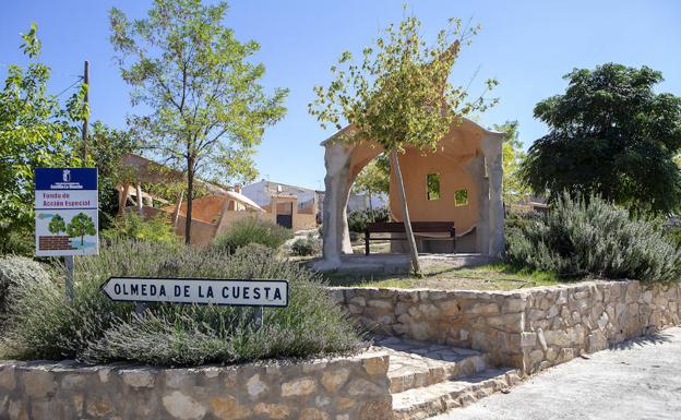 Galería. El municipio conquense, uno de los más despoblados de España, ha creado una muralla de tallas y jardínes para atraer turistas.