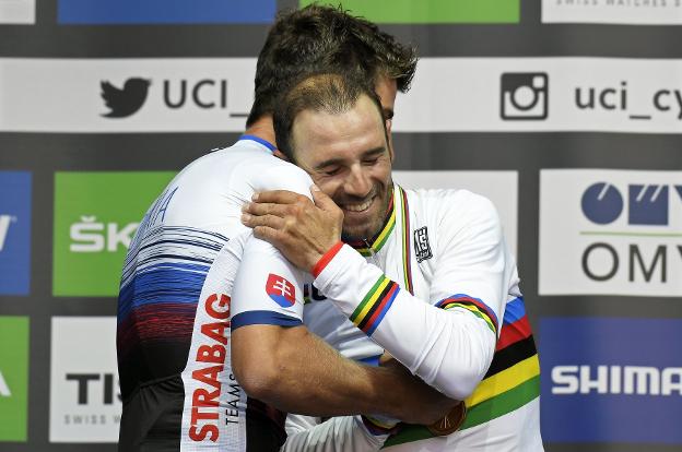 Sagan, que admira a Valverde,  le entregó la medalla. :: efe