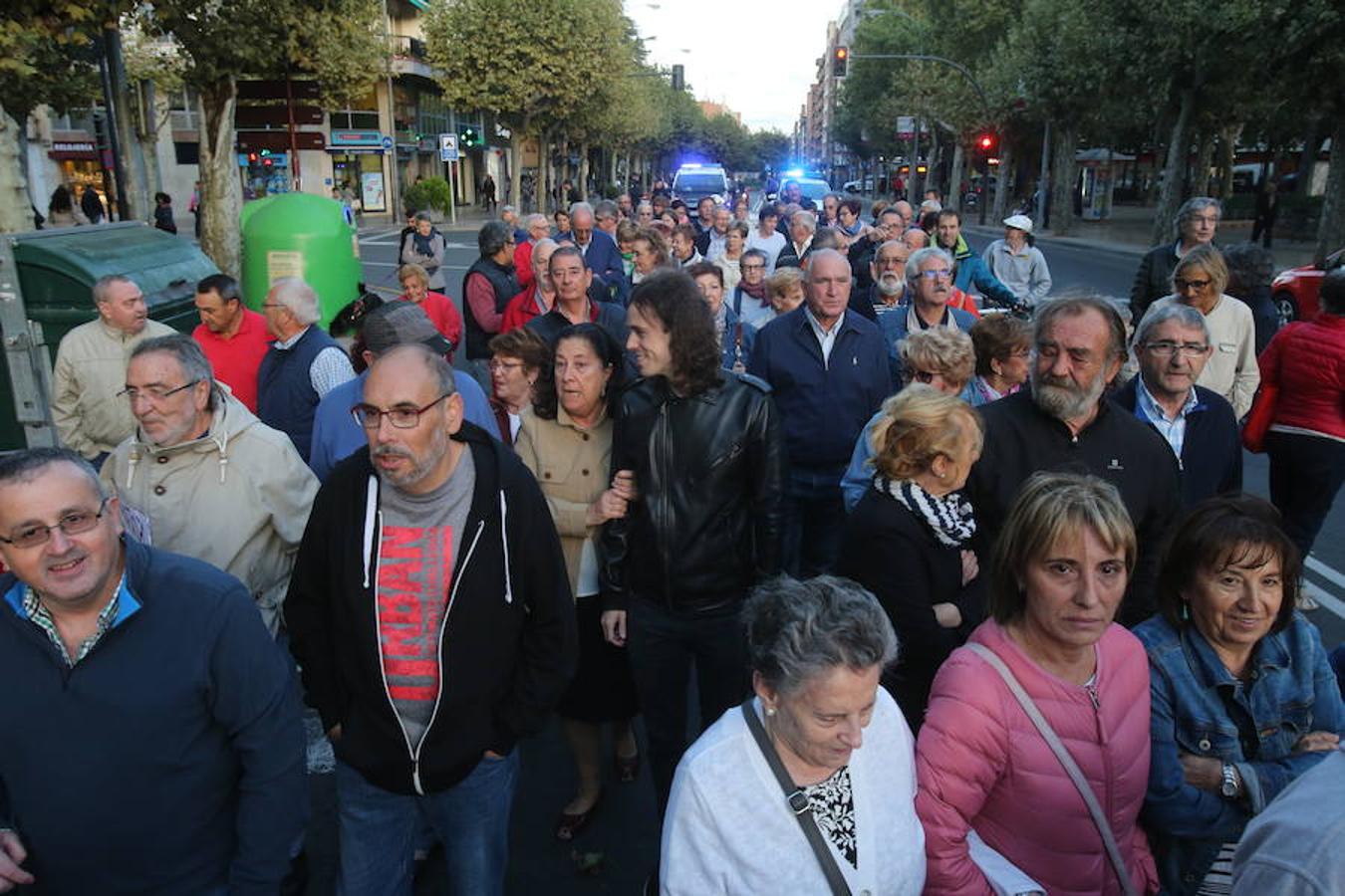 Alrededor de medio millar de personas se han manifestado hoy por el centro de Logroño para reclamar la «defensa» de las pensiones públicas y que su revalorización se blinde en la Constitución.