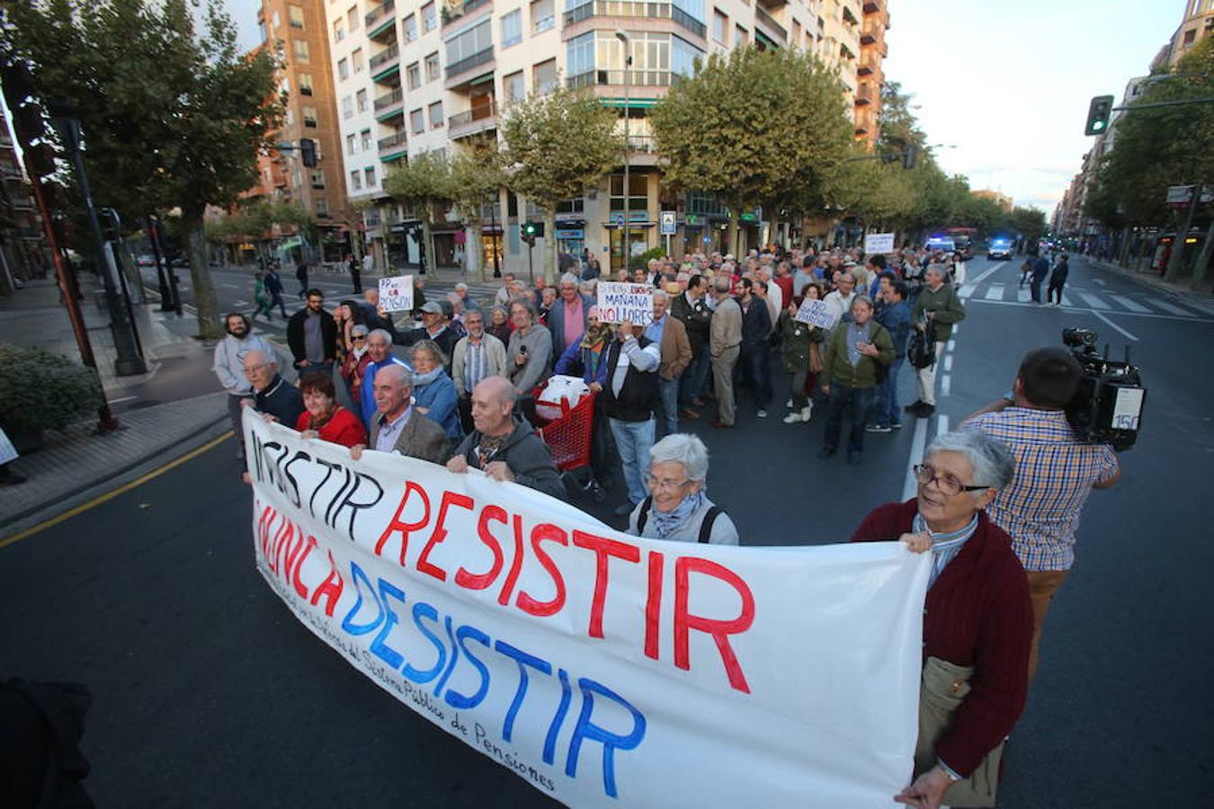 Alrededor de medio millar de personas se han manifestado hoy por el centro de Logroño para reclamar la «defensa» de las pensiones públicas y que su revalorización se blinde en la Constitución.