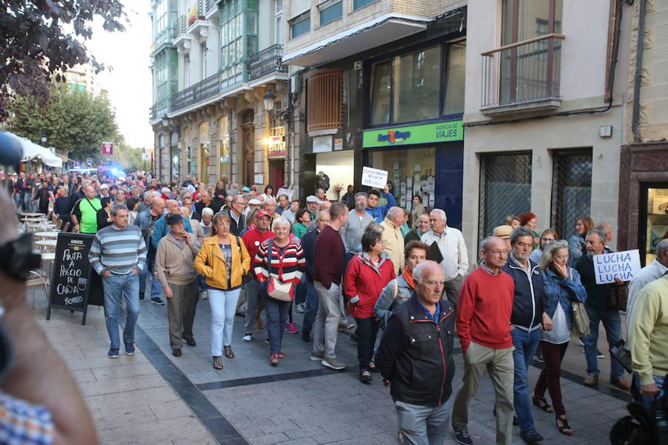 Alrededor de medio millar de personas se han manifestado hoy por el centro de Logroño para reclamar la «defensa» de las pensiones públicas y que su revalorización se blinde en la Constitución.