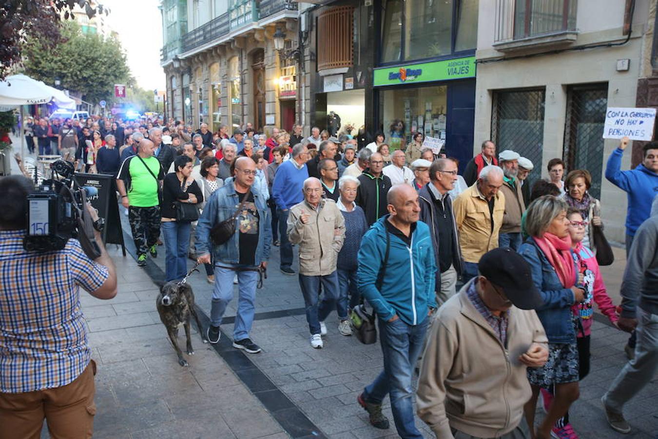 Alrededor de medio millar de personas se han manifestado hoy por el centro de Logroño para reclamar la «defensa» de las pensiones públicas y que su revalorización se blinde en la Constitución.