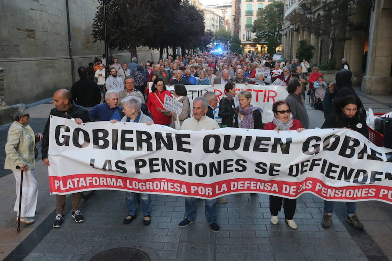 Alrededor de medio millar de personas se han manifestado hoy por el centro de Logroño para reclamar la «defensa» de las pensiones públicas y que su revalorización se blinde en la Constitución.