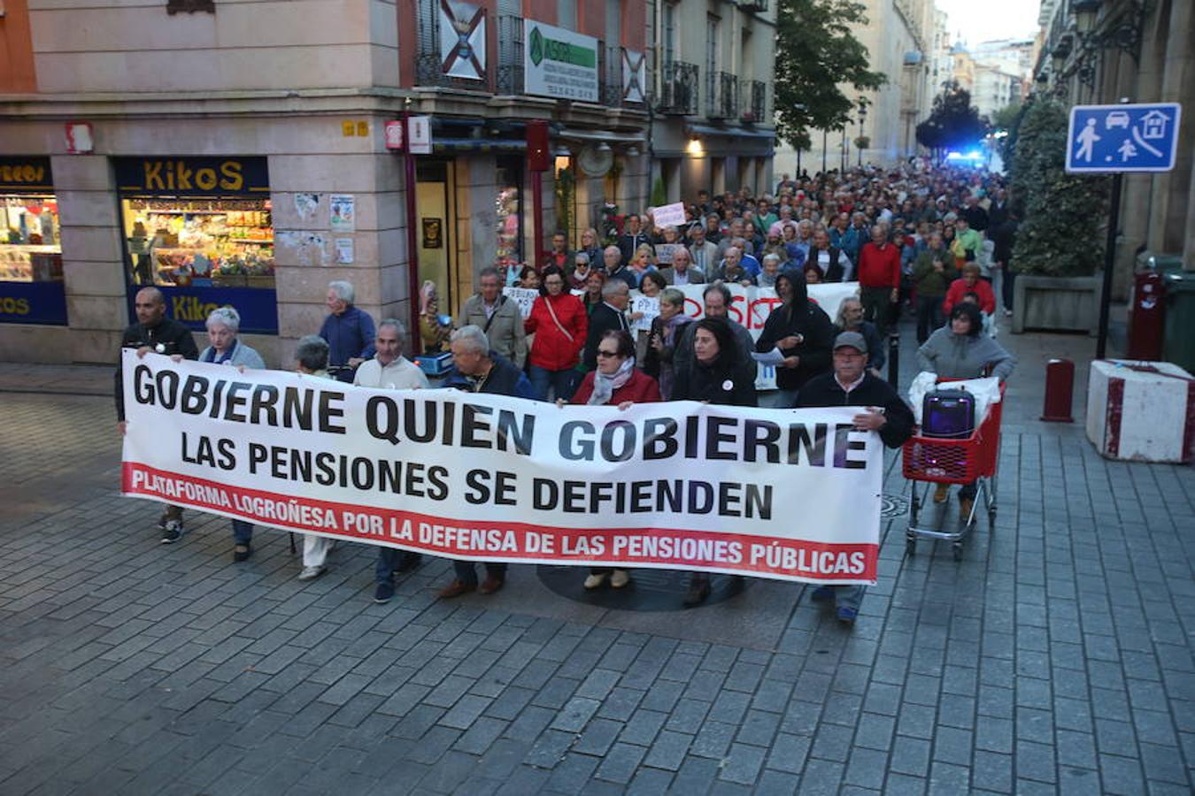 Alrededor de medio millar de personas se han manifestado hoy por el centro de Logroño para reclamar la «defensa» de las pensiones públicas y que su revalorización se blinde en la Constitución.