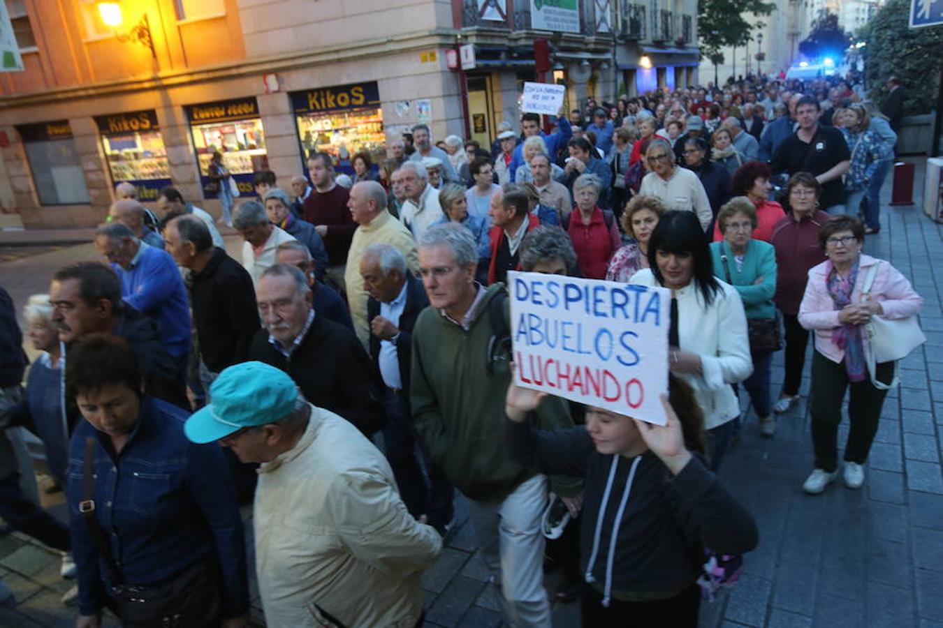 Alrededor de medio millar de personas se han manifestado hoy por el centro de Logroño para reclamar la «defensa» de las pensiones públicas y que su revalorización se blinde en la Constitución.