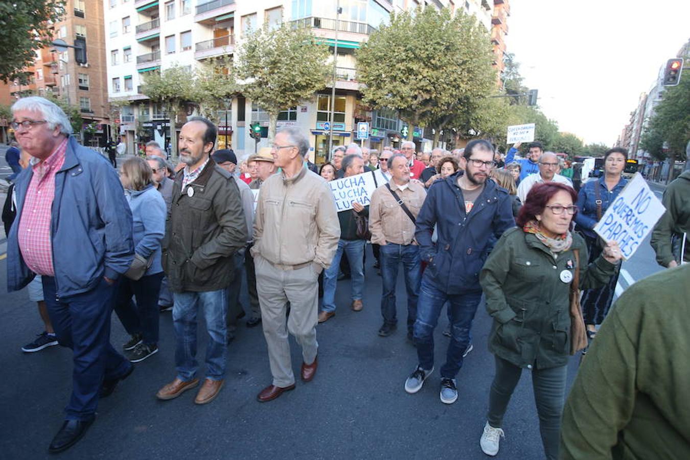 Alrededor de medio millar de personas se han manifestado hoy por el centro de Logroño para reclamar la «defensa» de las pensiones públicas y que su revalorización se blinde en la Constitución.