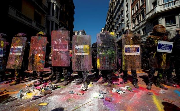 Agentes de los Mossos d'Esquadra cubiertos con pintura de colores.