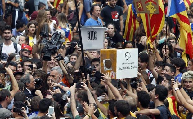 Quim Torra (a la izquierda) saluda a los estudiantes que se manifestaron ayer en Barcelona para conmemorar el referéndum ilegal.