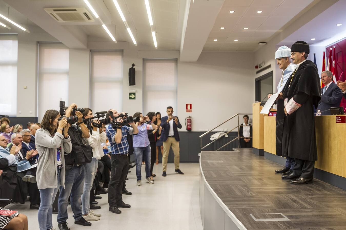 El rector de la Universidad de La Rioja (UR), Julio Rubio, ha inaugurado este lunes de forma oficial el curso 2018-2019 aunque está a dos días de someterse a una cuestión de confianza en el claustro, que podría determinar su salida de este puesto.