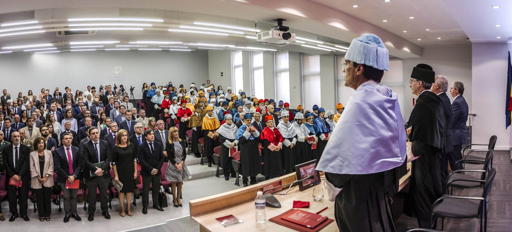 El rector de la Universidad de La Rioja (UR), Julio Rubio, ha inaugurado este lunes de forma oficial el curso 2018-2019 aunque está a dos días de someterse a una cuestión de confianza en el claustro, que podría determinar su salida de este puesto.