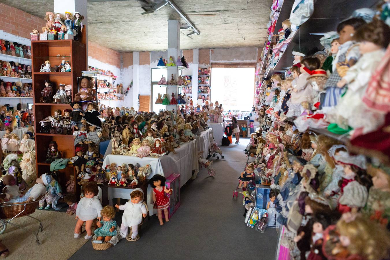 Charo Anguiano atesora una parte de su colección en un local en Rodríguez Paterna | Logroñesa de 70 años, llegó a regentar hasta cinco peluquerías y empezó a reunir piezas con su jubilación hace diez años 