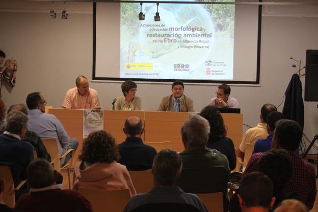 Numeroso público asistió a la reunión presentada por Yolanda Preciado y por Alfonso Calvo. :: E.P.