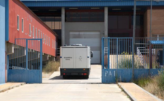 Valla de la entrada a la prisión de Zuera (Zaragoza).