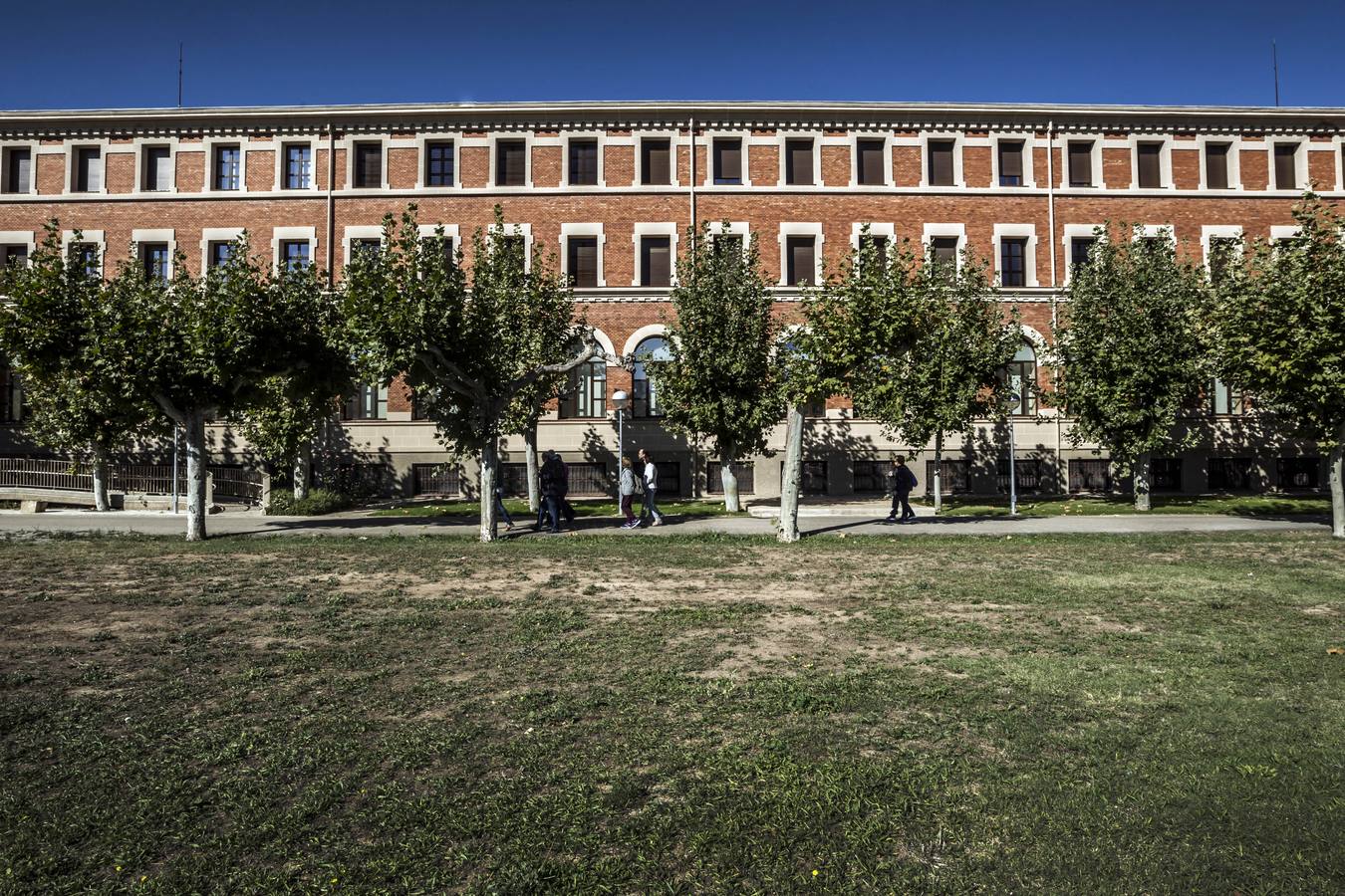 Con motivo de la celebración del Día Mundial de la Arquitectura, el Colegio Oficial de Arquitectos de La Rioja (COAR) celebra esta semana una serie de visitas guiadas por distintos espacios y edificios de la ciudad. La de este miércoles discurrió por el Seminario Conciliar de Logroño guiada por los arquitectos Iñaki Gómez y Luis de Miguel.