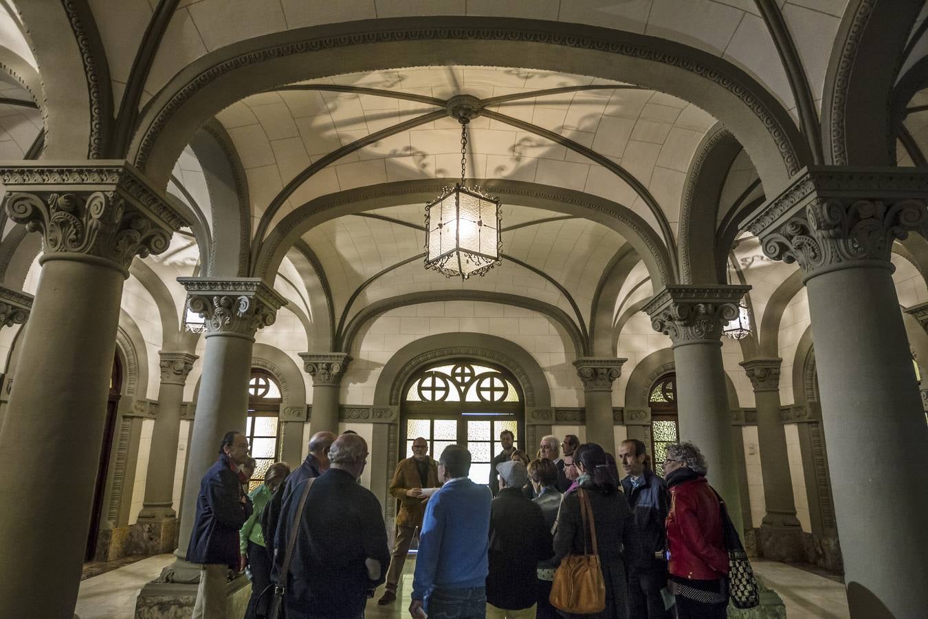 Con motivo de la celebración del Día Mundial de la Arquitectura, el Colegio Oficial de Arquitectos de La Rioja (COAR) celebra esta semana una serie de visitas guiadas por distintos espacios y edificios de la ciudad. La de este miércoles discurrió por el Seminario Conciliar de Logroño guiada por los arquitectos Iñaki Gómez y Luis de Miguel.