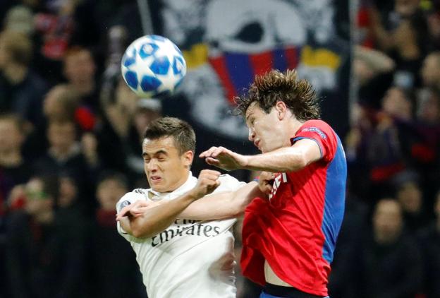 Reguilón pugna por el balón en el partido del martes.  :: efe-