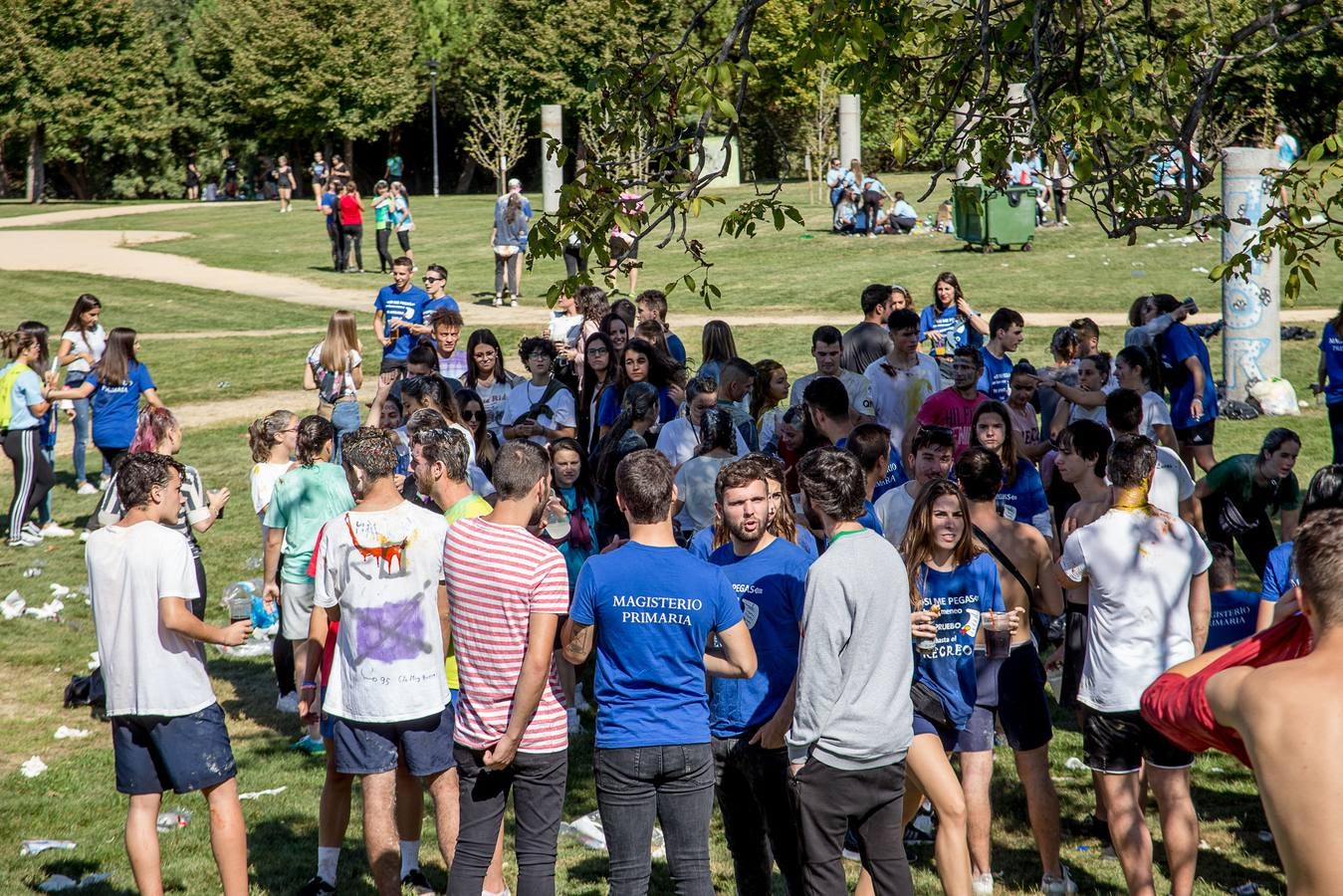 Numerosos estudiantes de la UR celebran un año más las tradicionales novatadas.