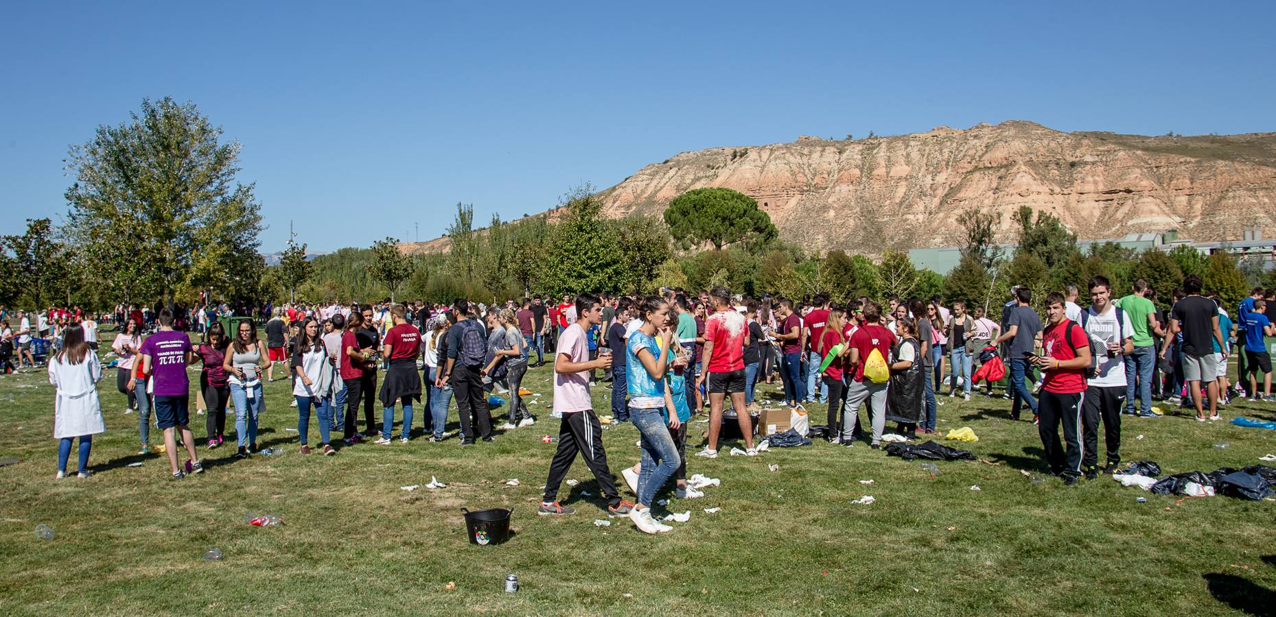 Numerosos estudiantes de la UR celebran un año más las tradicionales novatadas.