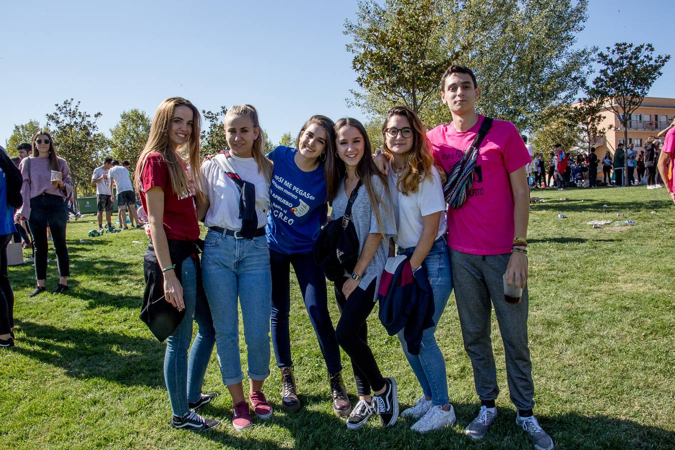 Numerosos estudiantes de la UR celebran un año más las tradicionales novatadas.