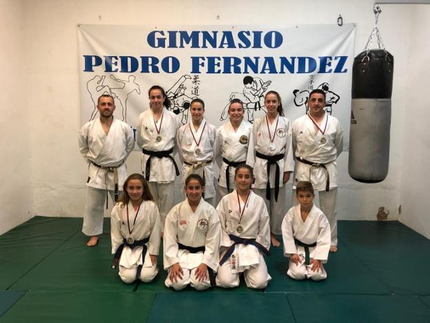 Karatecas del Pedro Fernández con sus medallas. :: l.r.