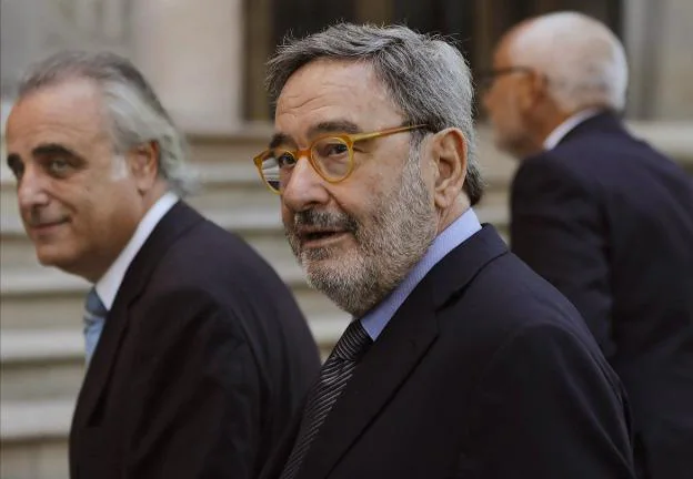 Narcis Serra, expresidente de Catalunya Caixa, ayer a la salida de los juzgados. :: efe

