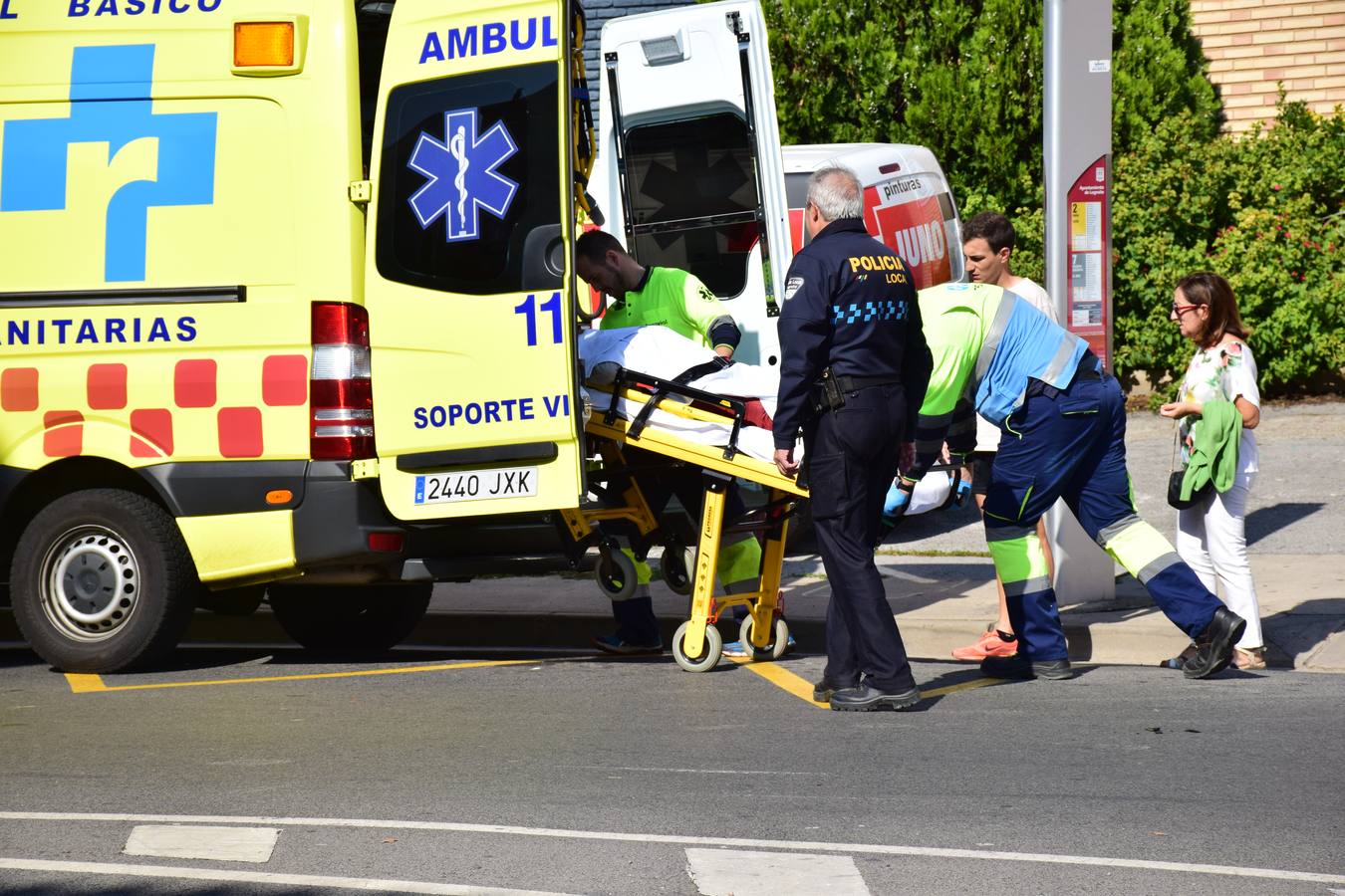 La mujer es introducida en la ambulancia tras el accidente